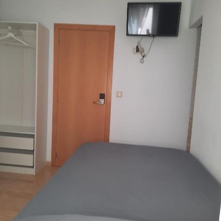 Single Room In My Apartment At The Beach Валенсия Экстерьер фото